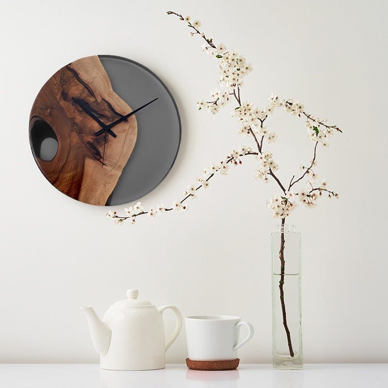 Epoxidharz Uhr aus Nussbaum mit grauem Epoxidharz und Qualitätsuhrwerk aus dem Schwarzwald