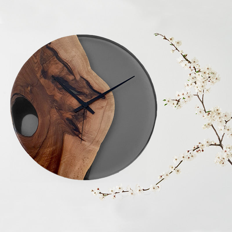 Epoxidharz Uhr aus Nussbaum mit grauem Epoxidharz und Qualitätsuhrwerk aus dem Schwarzwald