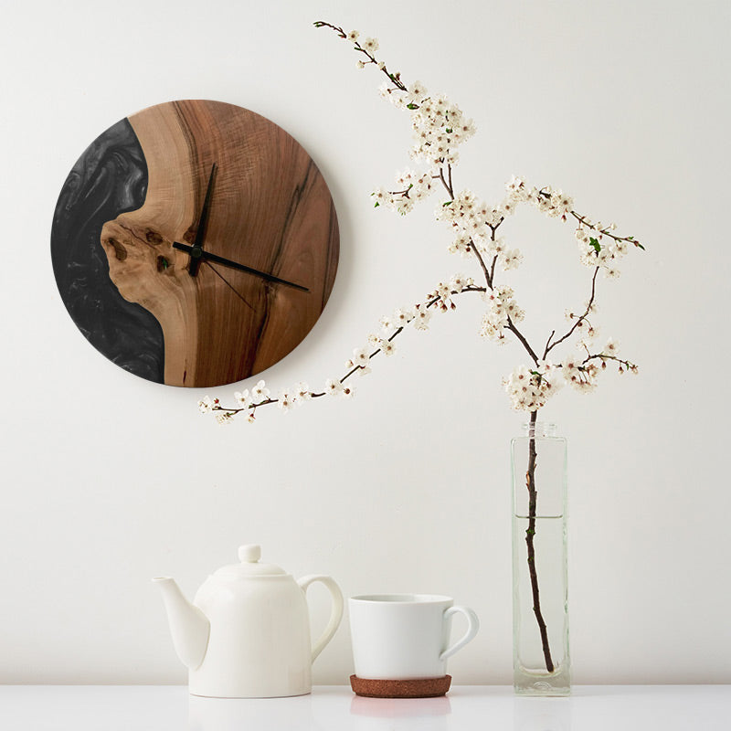 Epoxidharz Uhr aus Nussbaum mit Epoxidharz anthrazit und Qualitätsuhrwerk aus dem Schwarzwald