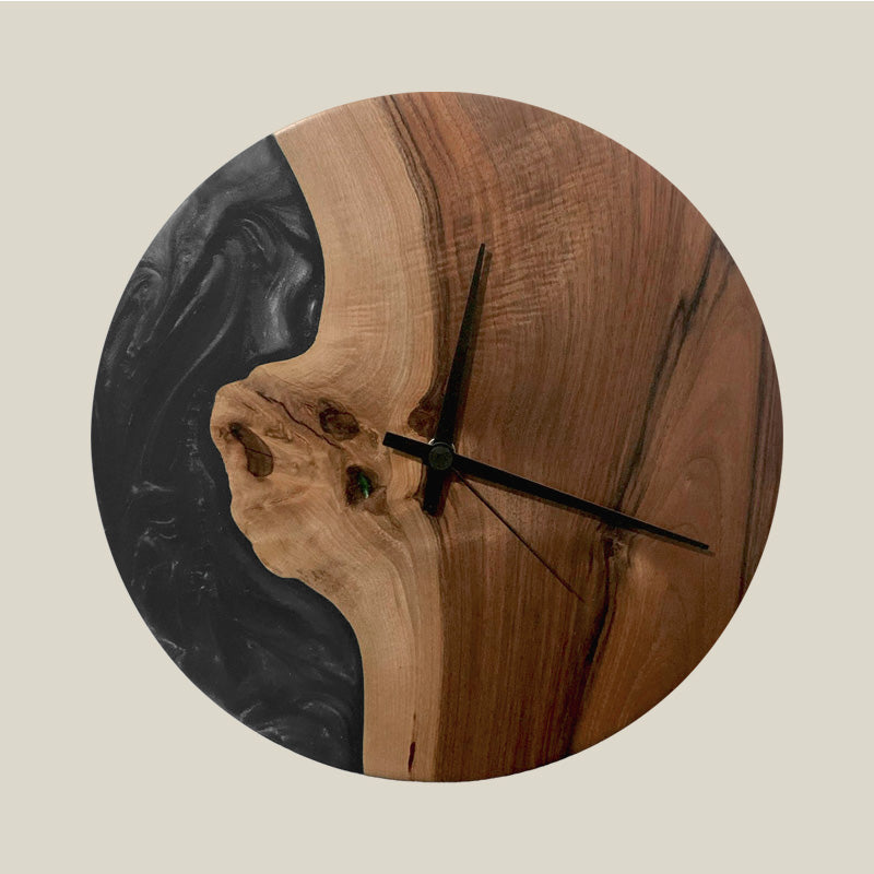 Epoxidharz Uhr aus Nussbaum mit Epoxidharz anthrazit und Qualitätsuhrwerk aus dem Schwarzwald