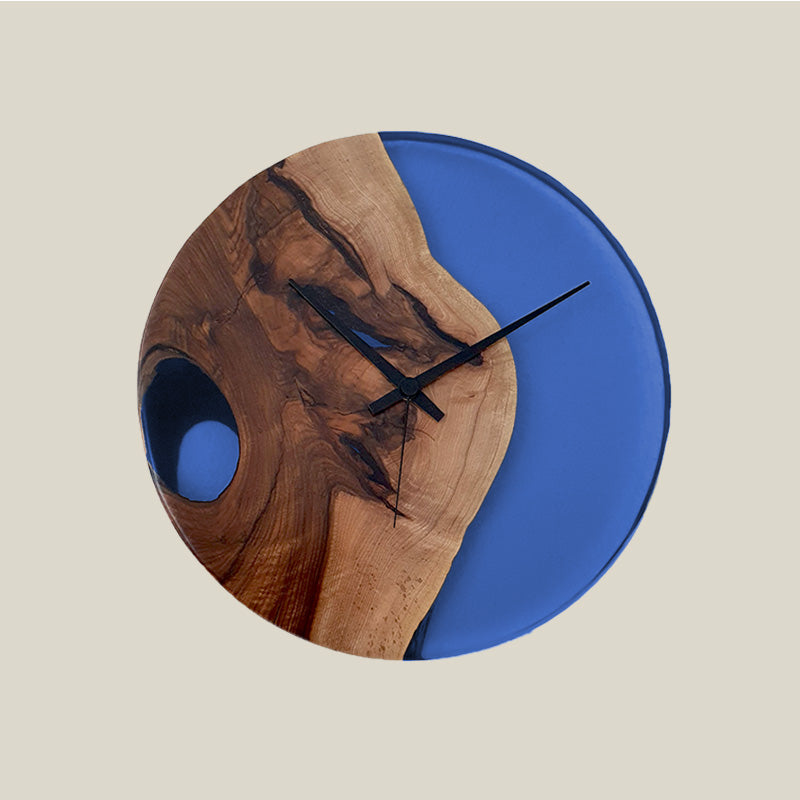 Epoxidharz Uhr aus Nussbaum mit blauem Epoxidharz und Qualitätsuhrwerk aus dem Schwarzwald