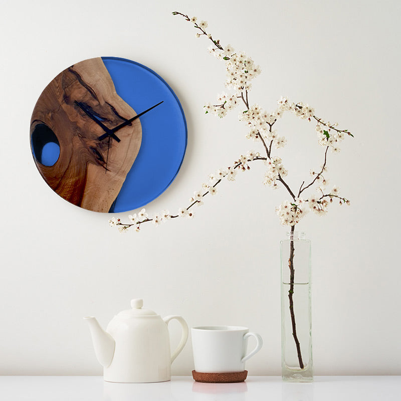 Epoxidharz Uhr aus Nussbaum mit blauem Epoxidharz und Qualitätsuhrwerk aus dem Schwarzwald