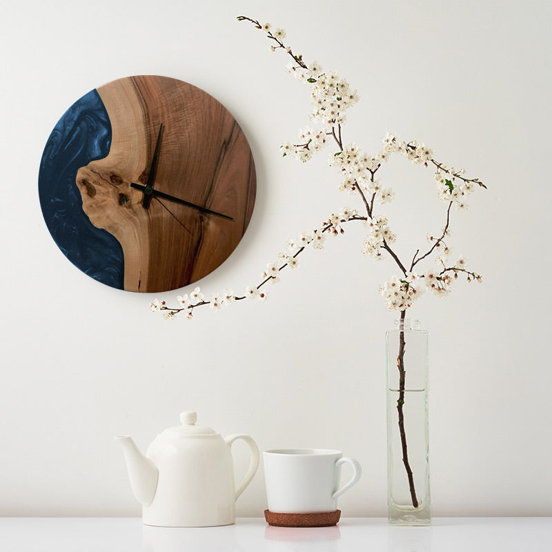 Epoxidharz Uhr aus Nussbaum mit smaragd Epoxidharz blau und Qualitätsuhrwerk aus dem Schwarzwald