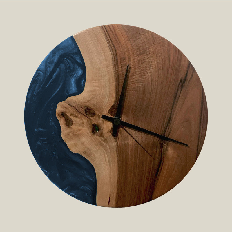 Epoxidharz Uhr aus Nussbaum mit smaragd Epoxidharz blau und Qualitätsuhrwerk aus dem Schwarzwald