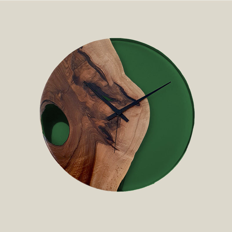 Epoxidharz Uhr aus Nussbaum mit smaragd-grünem Epoxidharz und Qualitätsuhrwerk aus dem Schwarzwald