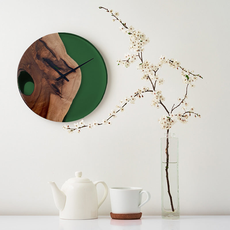 Epoxidharz Uhr aus Nussbaum mit smaragd-grünem Epoxidharz und Qualitätsuhrwerk aus dem Schwarzwald