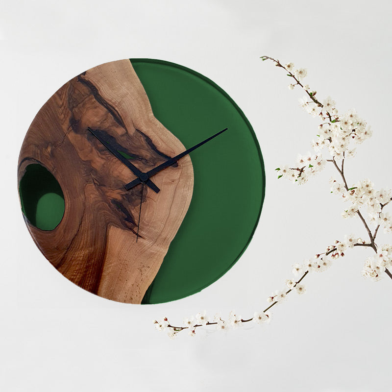 Epoxidharz Uhr aus Nussbaum mit smaragd-grünem Epoxidharz und Qualitätsuhrwerk aus dem Schwarzwald