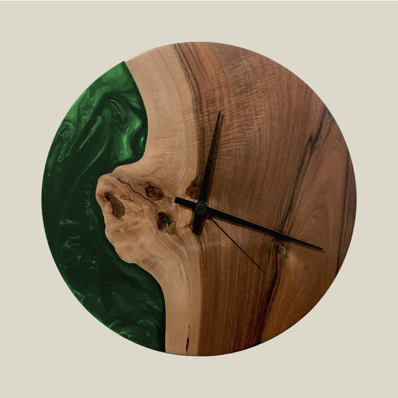 Epoxidharz Uhr aus Nussbaum mit smaragd Epoxidharz weinrot und Qualitätsuhrwerk aus dem Schwarzwald