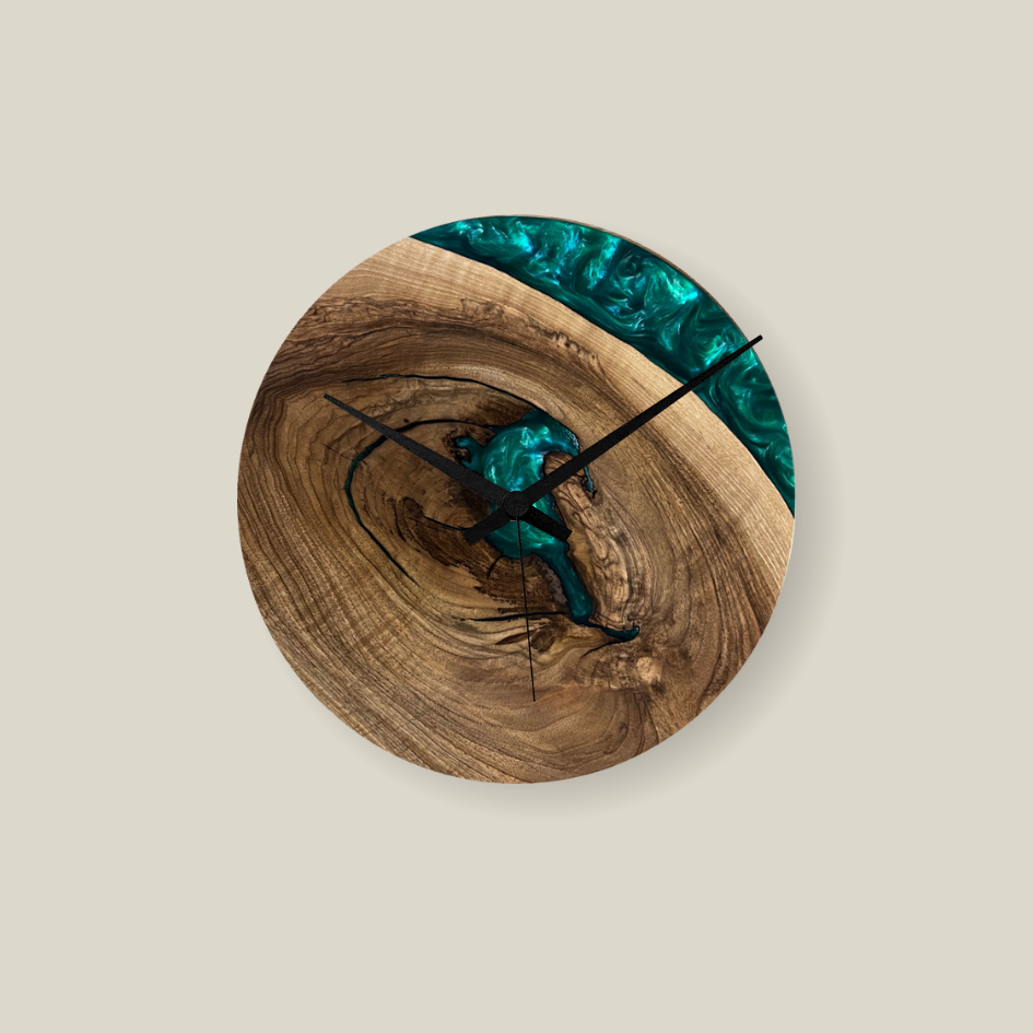 Epoxidharz Uhr aus Nussbaum smaragd-grün