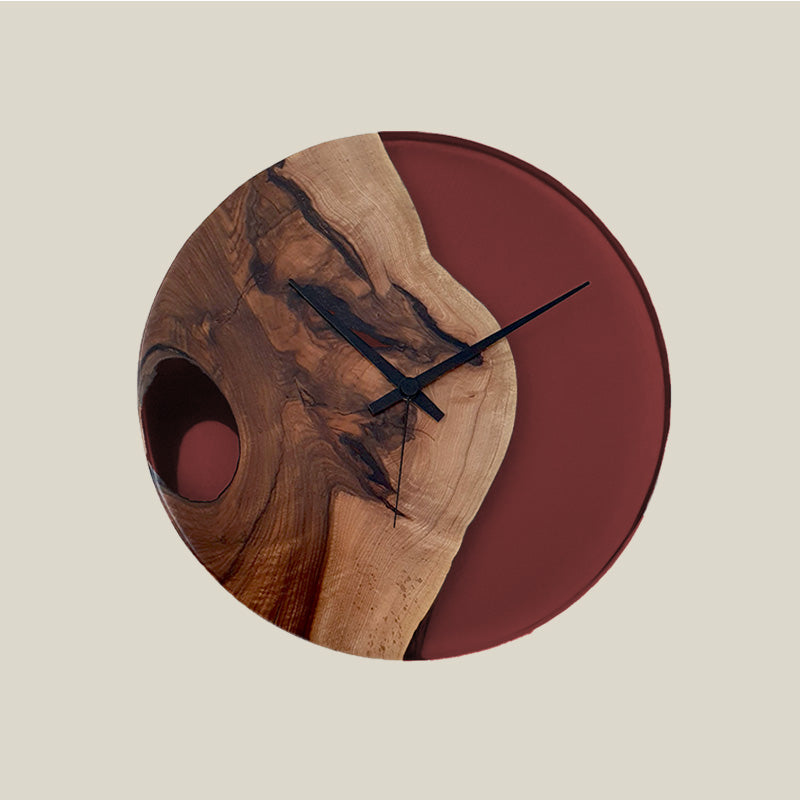 Epoxidharz Uhr aus Nussbaum mit smaragd Epoxidharz weinrot und Qualitätsuhrwerk aus dem Schwarzwald