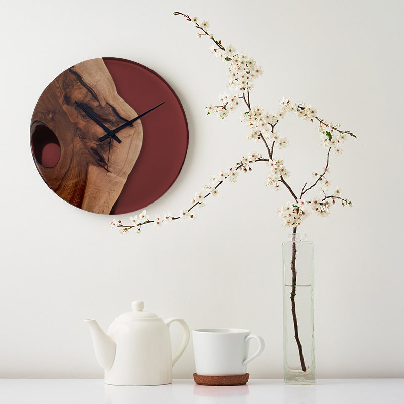 Epoxidharz Uhr aus Nussbaum mit smaragd Epoxidharz weinrot und Qualitätsuhrwerk aus dem Schwarzwald