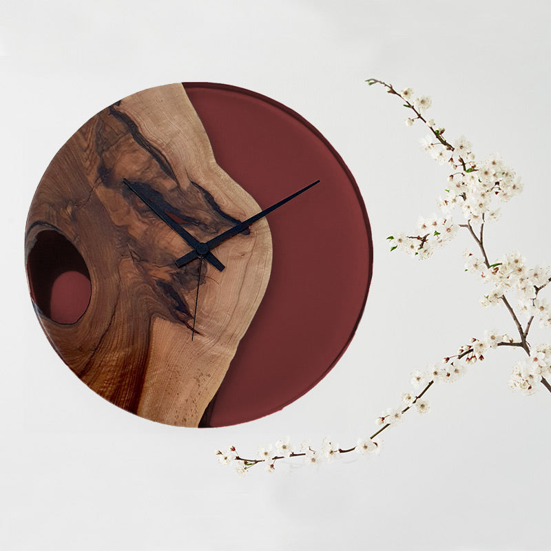 Epoxidharz Uhr aus Nussbaum mit smaragd Epoxidharz weinrot und Qualitätsuhrwerk aus dem Schwarzwald