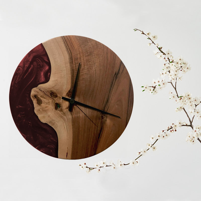 Epoxidharz Uhr aus Nussbaum mit smaragd Epoxidharz weinrot und Qualitätsuhrwerk aus dem Schwarzwald