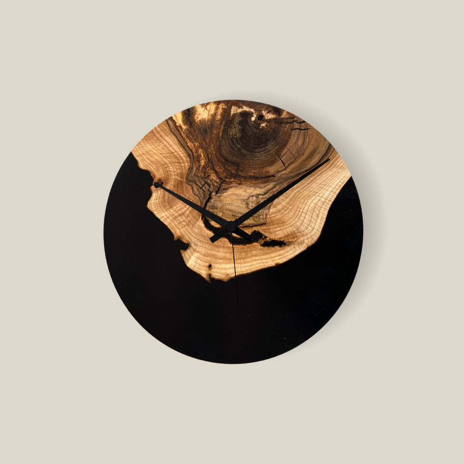 Epoxidharz Uhr aus Nussbaum schwarz