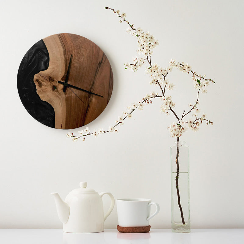Epoxidharz Uhr aus Nussbaum mit Epoxidharz schwarz und Qualitätsuhrwerk aus dem Schwarzwald