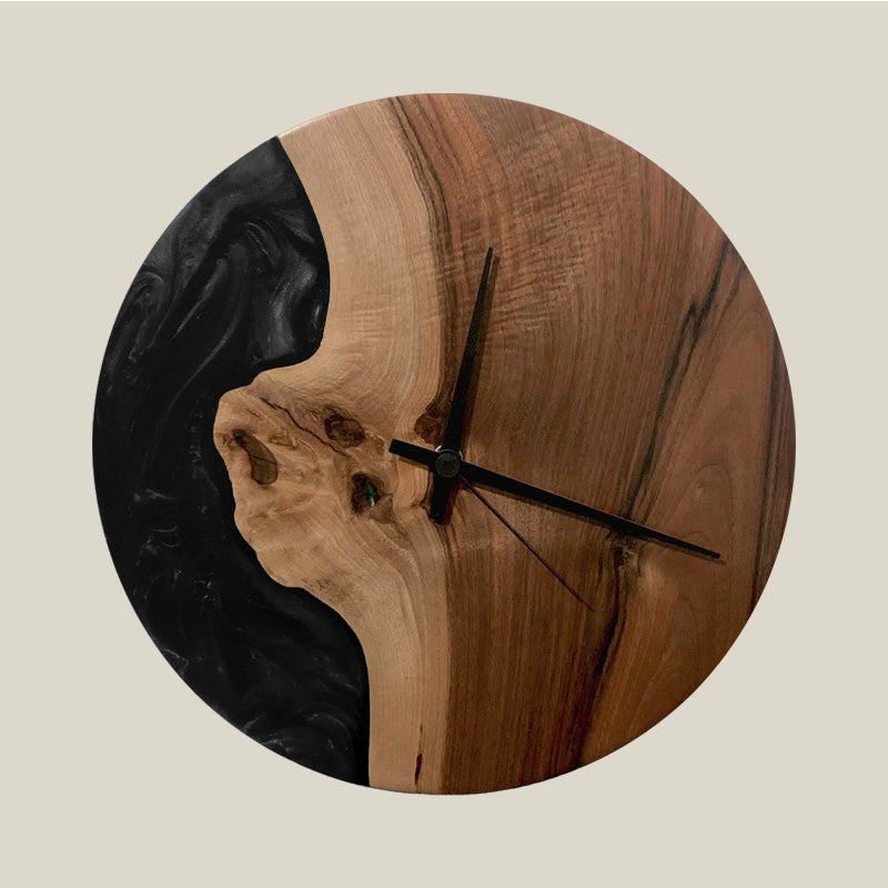 Epoxidharz Uhr aus Nussbaum mit Epoxidharz schwarz und Qualitätsuhrwerk aus dem Schwarzwald