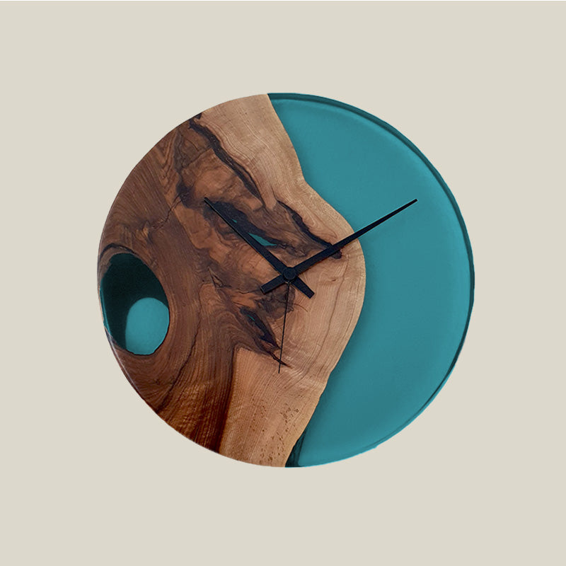 Epoxidharz Uhr aus Nussbaum mit smaragd Epoxidharz türkis und Qualitätsuhrwerk aus dem Schwarzwald