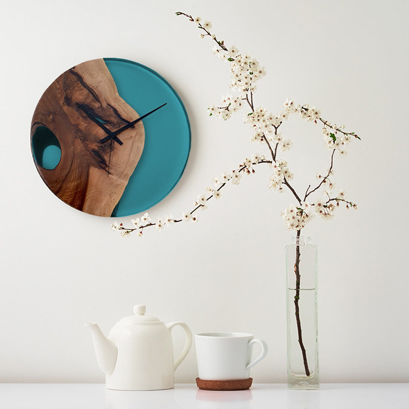 Epoxidharz Uhr aus Nussbaum mit smaragd Epoxidharz türkis und Qualitätsuhrwerk aus dem Schwarzwald