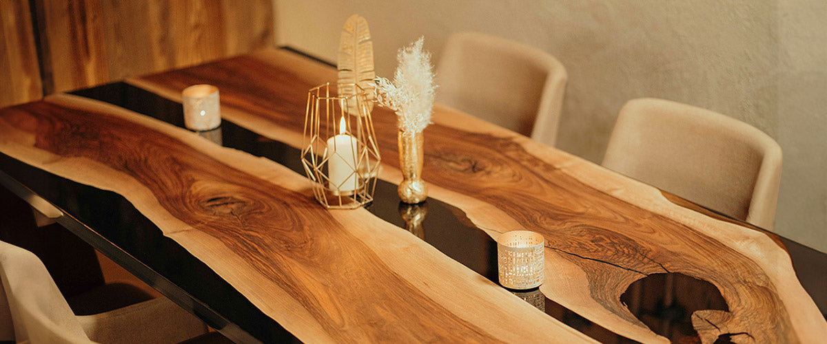 Epoxidharz Tisch aus Nussbaum und schwarzem Epoxidharz.