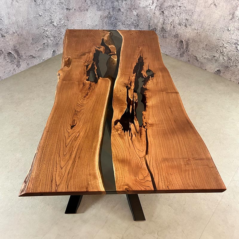 Epoxidharztisch aus Akazie mit natürlicher Baumkante. Modell Hegu von schwarzhirsch