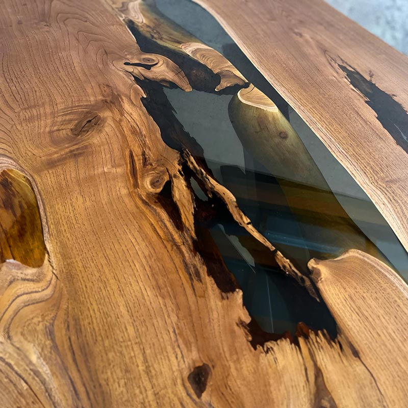 Detailbild Oberfläche mit grau-transparentem Epoxidharz. Modell Hegu von schwarzhirsch