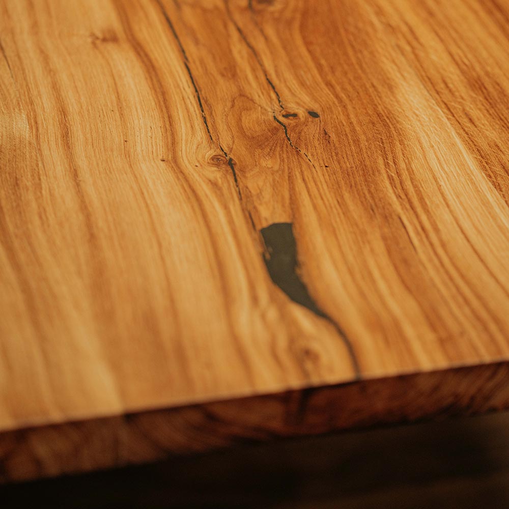 Logo Holztisch Eiche gerade Kante und Kreuzgestell. Modell Schwarzwald