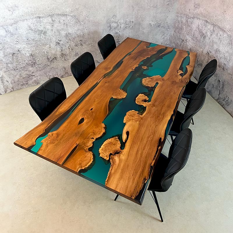 Bestuhlter Epoxidharz Tisch aus Akazie mit Kreuzgestell. Modell Gletschersee von Schwarzhirsch