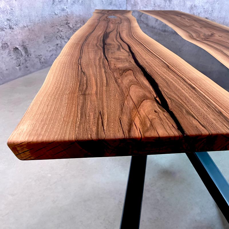 River Table aus Nussbaum mit grau-transparentem Epoxidharz. Modell Lermoos von schwarzhirsch