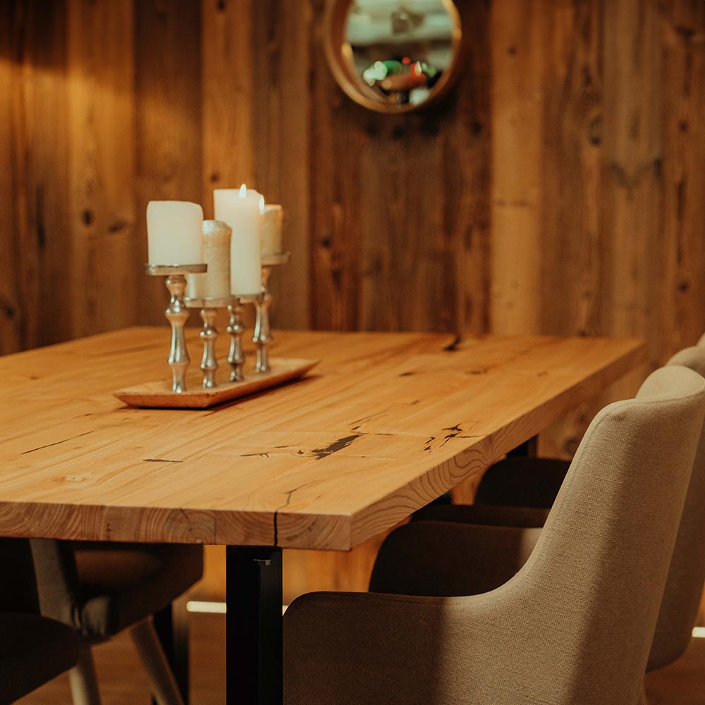Esstisch-Holz-Esche Kante mit Stühlen