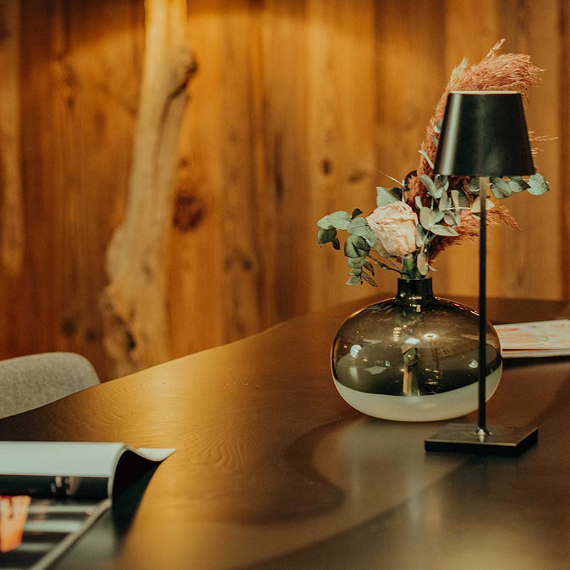 Massivholz Tisch. Esstisch schwarze Eiche mit weißem Epoxidharz und Kreuzgestell. fertiges Unikat. Tisch Blackforest