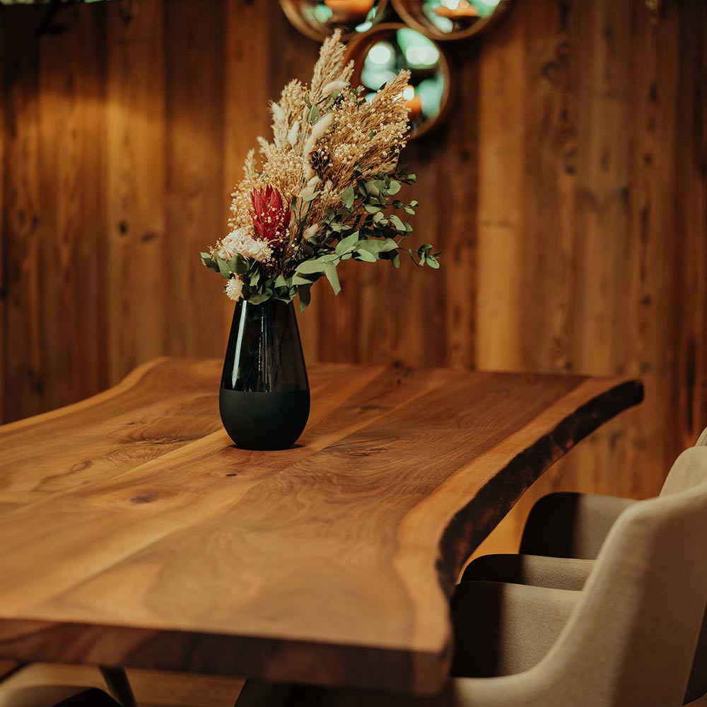 Massivholz Tisch aus Nussbaum mit Kreuzgestell aus dem Schwarzwald