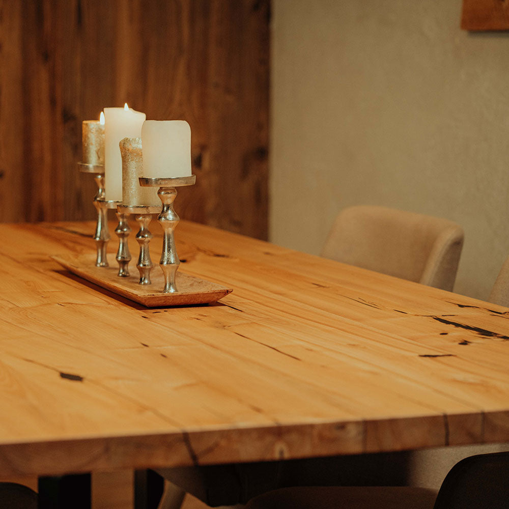 Esstisch Holz aus Esche dekoriert