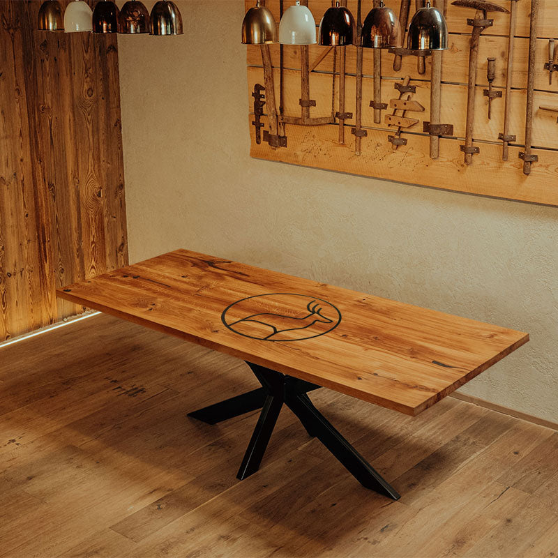 Logo Holztisch Eiche gerade Kante und Kreuzgestell. Modell Schwarzwald