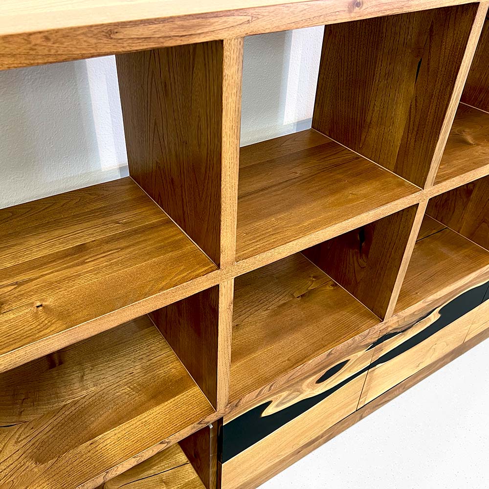 Sideboard aus Epoxidharz mit Regal