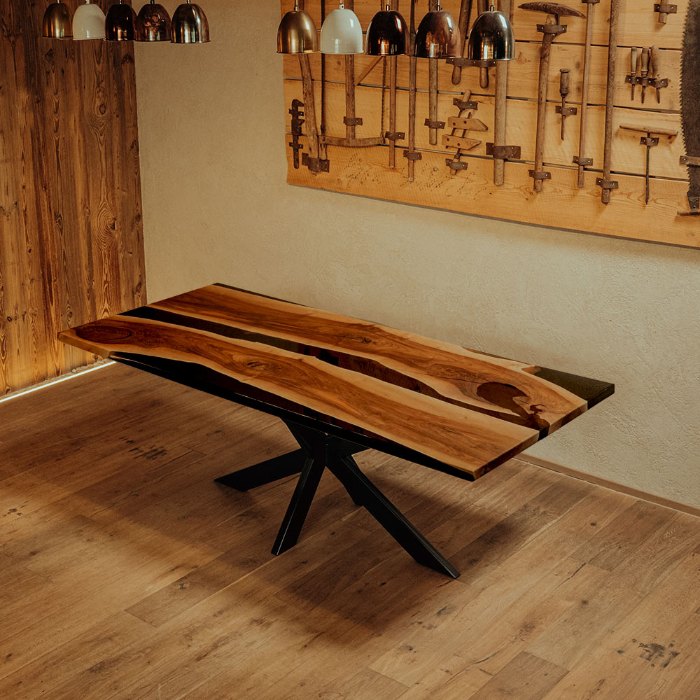 River-Table aus Nussbaum mit schwarzem Epoxidharz und Kreuzgestell Spider von schwarzhirsch