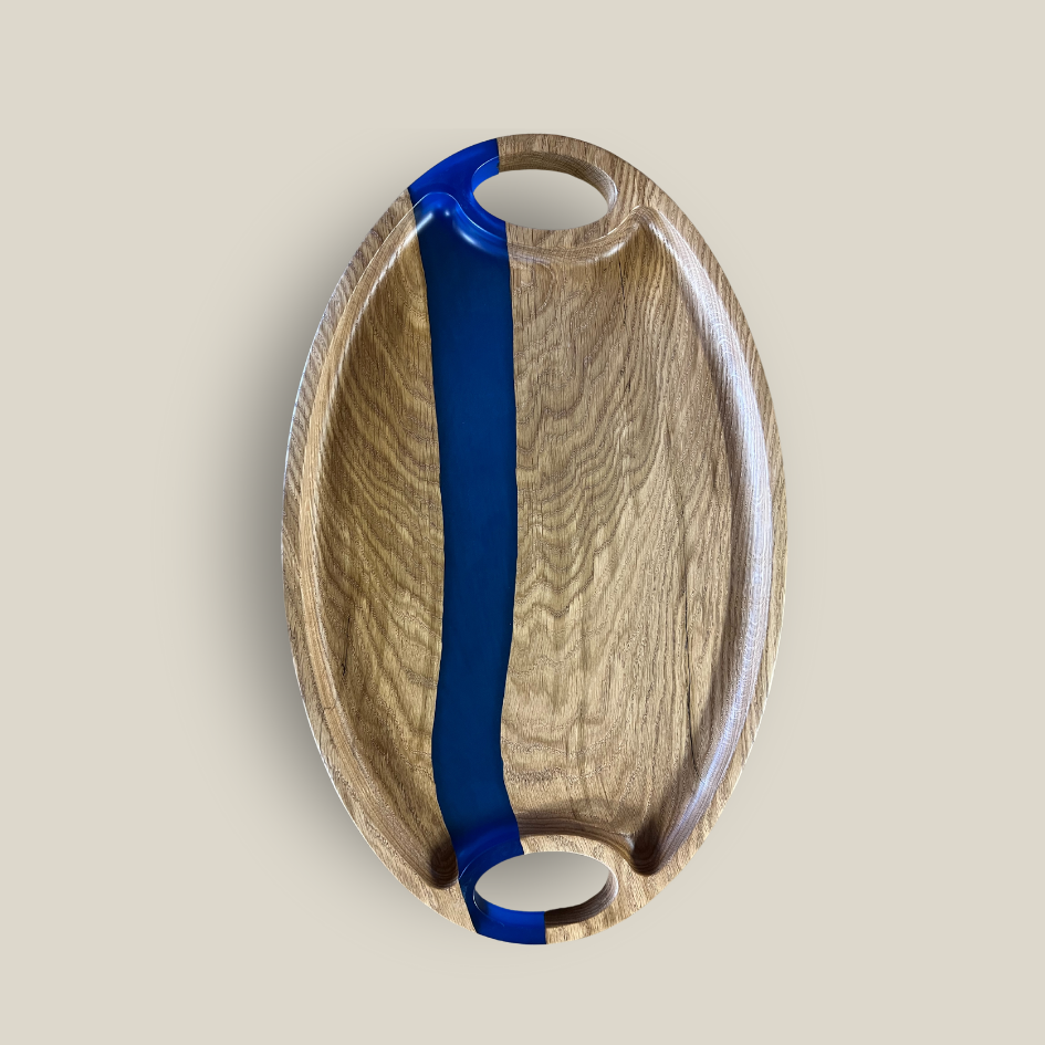 Servierbrett aus Eiche und Epoxidharz blau