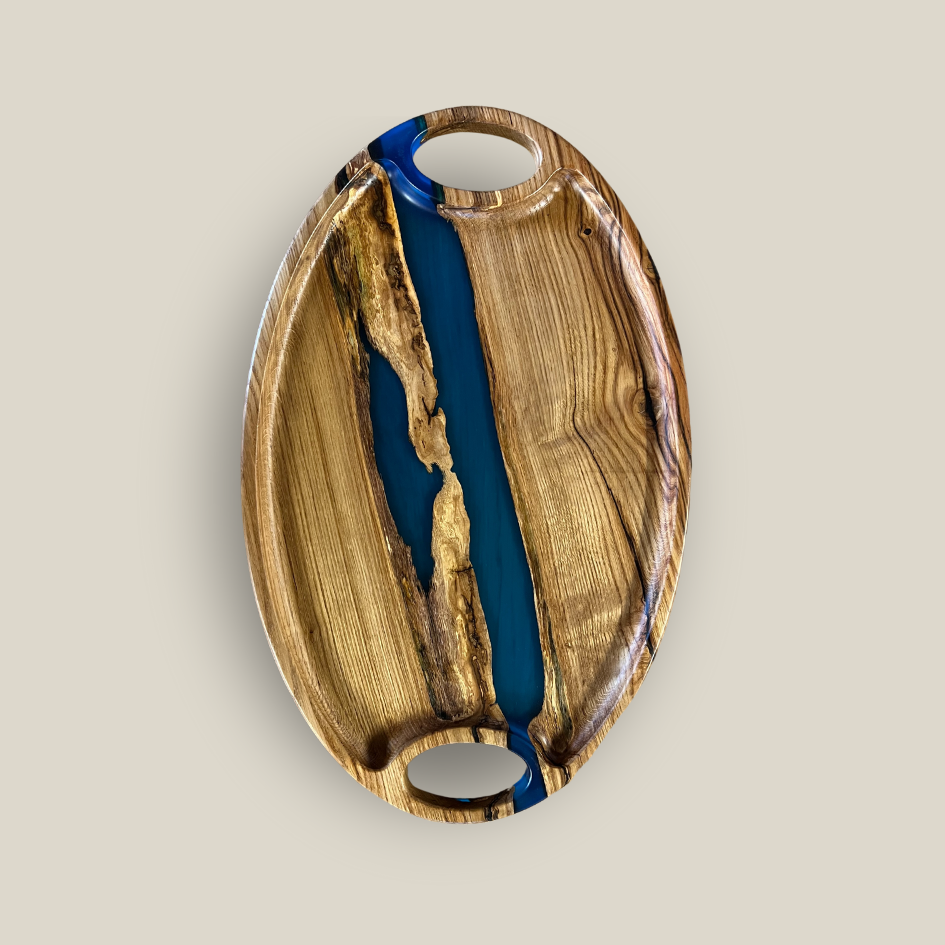 Servierbrett aus Eiche und Epoxidharz blau