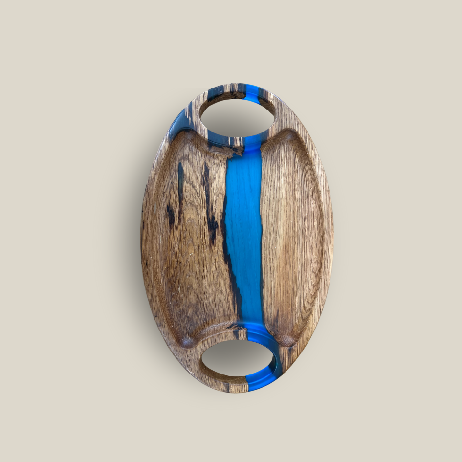 Servierbrett aus Eiche und Epoxidharz blau