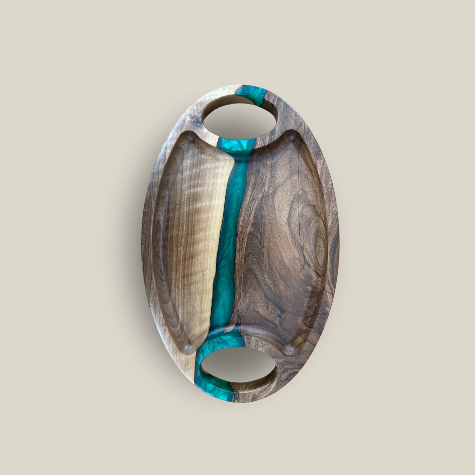 Servierbrett aus Nussbaum und Epoxidharz smaragdgrün