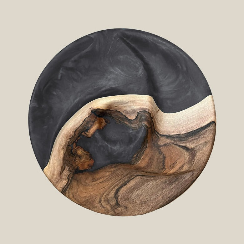 Servierteller rund aus Epoxidharz und Nussbaum. Modell Wutach in anthrazit