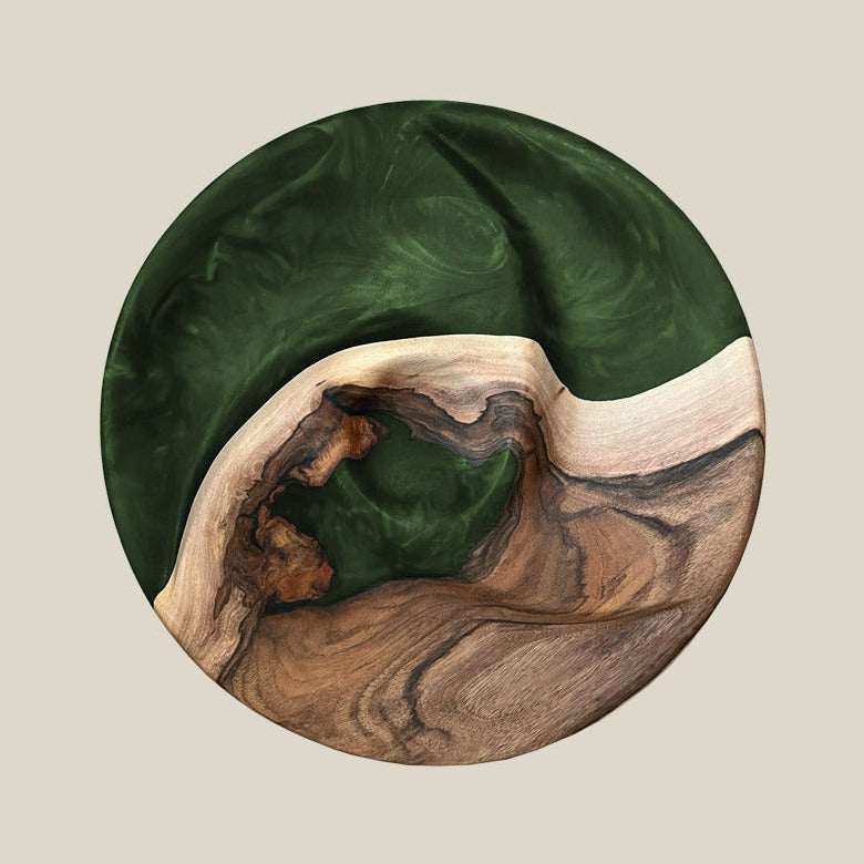 Servierteller rund aus Epoxidharz und Nussbaum. Modell Wutach in grün