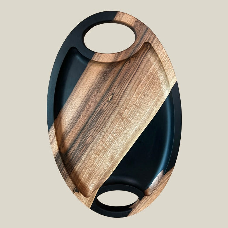 Servierplatte aus Nussbaum hell mit schwarzem Epoxidharz