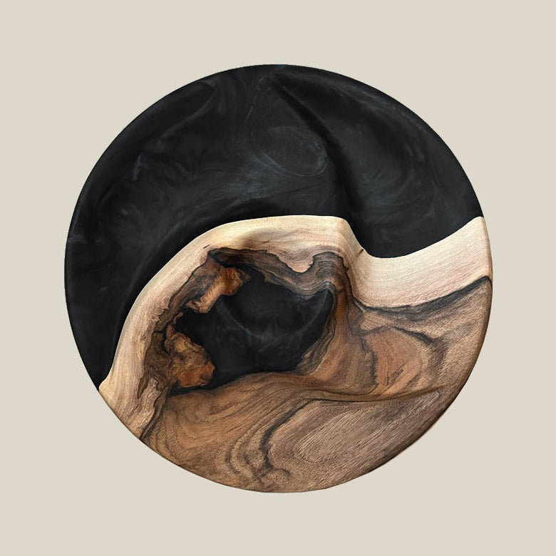 Servierteller rund aus Epoxidharz und Nussbaum. Modell Wutach in schwarz