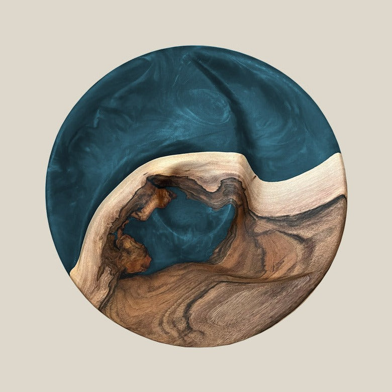 Servierteller rund aus Epoxidharz und Nussbaum. Modell Wutach in türkis