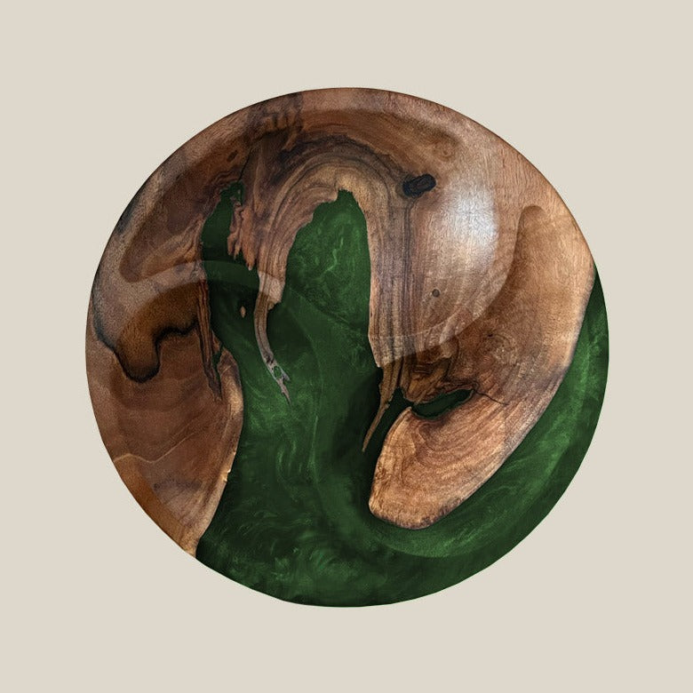 Servierteller rund aus Epoxidharz und Nussbaum. Modell Wildsee in waldgrün