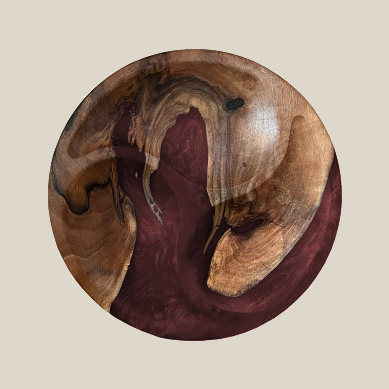 Servierteller rund aus Epoxidharz und Nussbaum. Modell Wildsee in weinrot