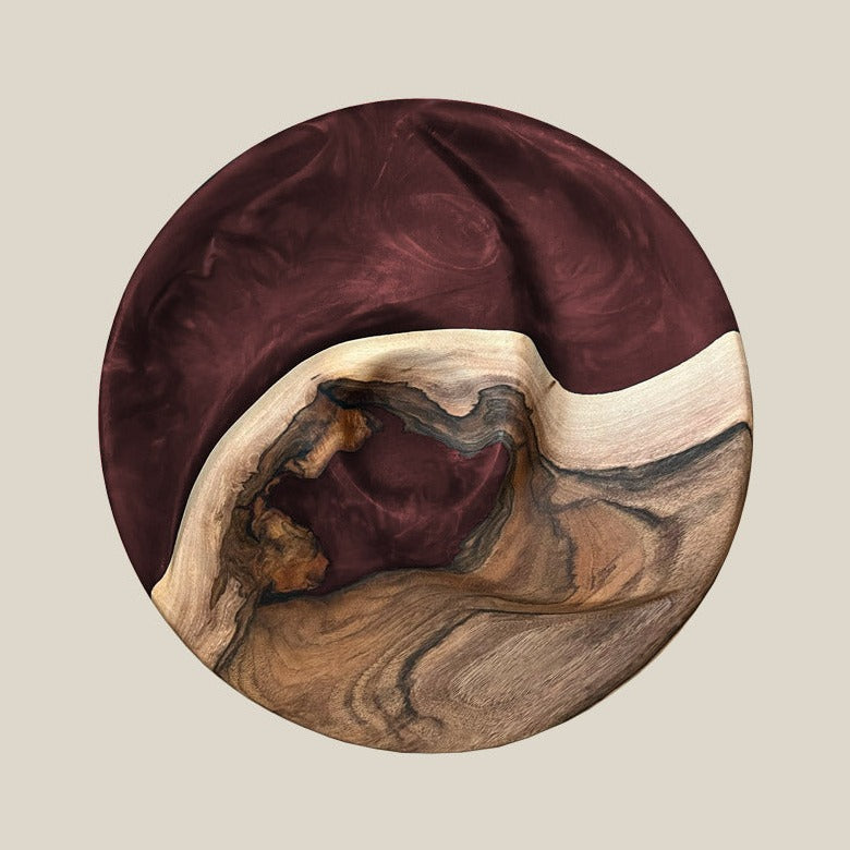 Servierteller rund aus Epoxidharz und Nussbaum. Modell Wutach in weinrot