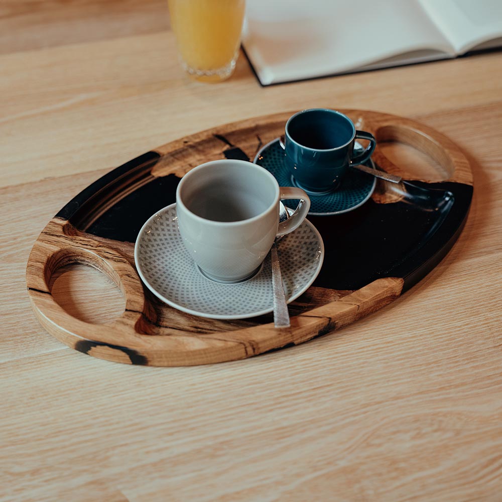 Servierplatte aus Epoxidharz und Nussbaum