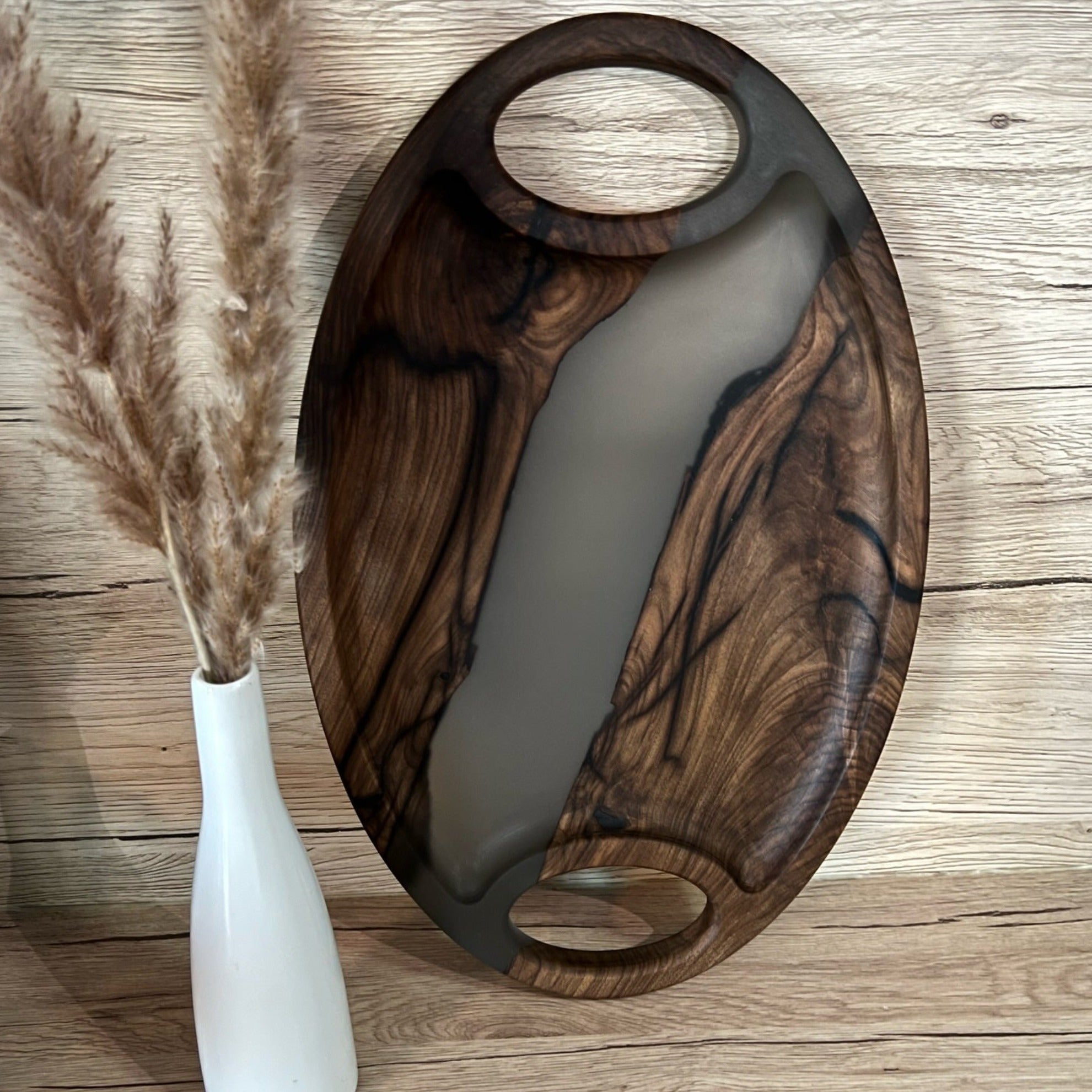 Servierplatte aus Epoxidharz und dunklem Nussbaum in anthrazit