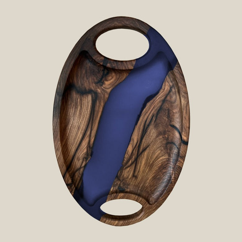 Servierplatte aus Epoxidharz und dunklem Nussbaum in blau